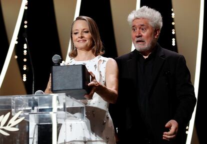 Jodie Foster tras recibir de manos de Pedro Almodóvar la Palma de Oro de Honor durante la ceremonia de inauguración de la 74ª edición del Festival de Cannes, este martes.