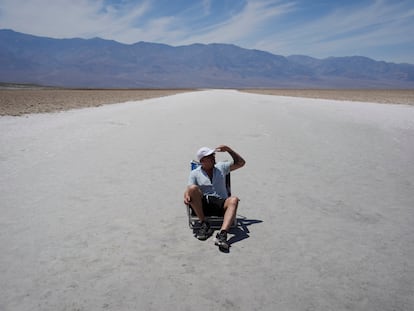 Un turista brasileño se sienta en las salinas de Badwater, en el parque nacional del Valle de la Muerte, el 16 de julio.