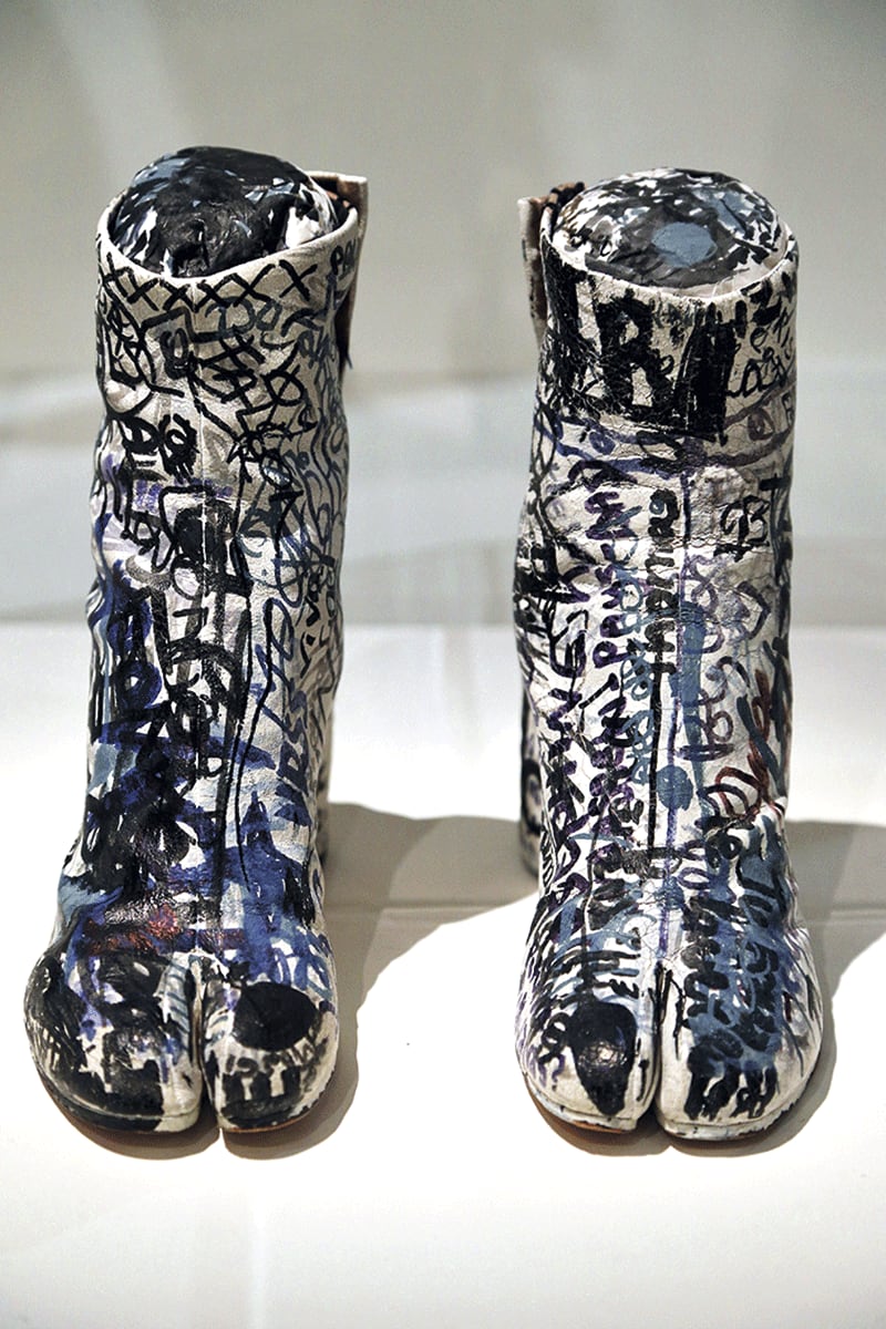 Margiela diseñó las botas Tabi en 1988 para la colección de p-v 1989. Han pasado 30 años y siguen vendiéndose como el mayor icono de la firma.