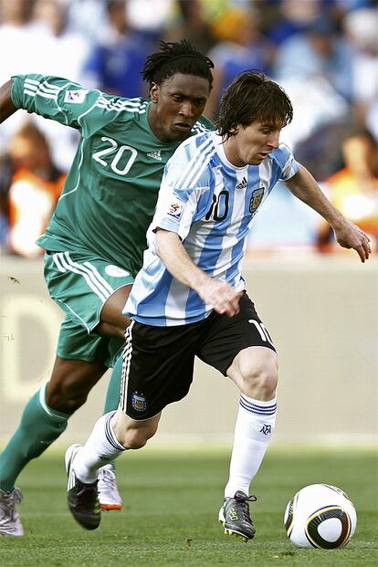 Messi se marcha de Etuhu con el balón controlado.