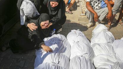 Familiares de palestinos fallecidos tras un ataque israelí contra el campo de refugiados de Nuseirat lloraban este martes en la morgue del Hospital de los Mártires de Al-Aqsa en Deir Al Balah.