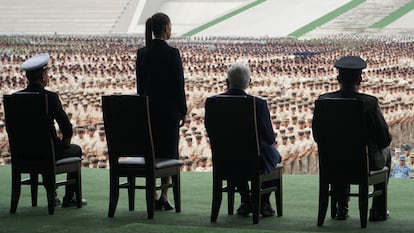 Claudia Sheinbaum, y Andrés Manuel López Obrador, realizaron un saludo a las Fuerzas Armadas de México, encabezado por el General Luis Crescencio, en el Colegio Militar de Tlalpan.