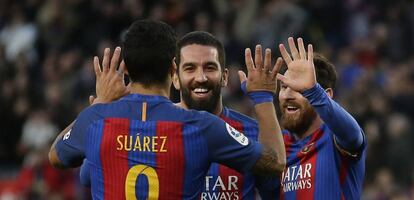 Luis Su&aacute;rez, Arda y Messi festejan un gol ante Las Palmas.