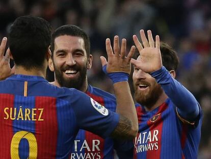 Luis Su&aacute;rez, Arda y Messi festejan un gol ante Las Palmas.