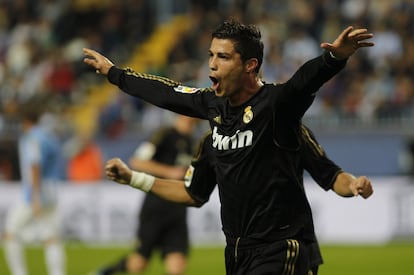 Cristiano Ronaldo celebra uno de sus tres goles en La Rosaleda en el Campeonato Nacional de Liga, en la temporada 2011-2012 cuando el Real Madrid metió 4 goles al Málaga.