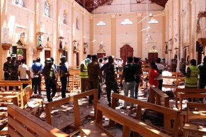 Policiais no interior da igreja de São Sebastião, em Negombo, depois do atentado terrorista.