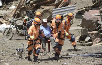 Personal de rescate evacua a una víctima de una avalancha de barro y lodo en Salgar (Colombia) que ha dejado al menos 78 muertos. La búsqueda de desaparecidos en este municipio colombiano continúa por tercer día consecutivo, mientras el Gobierno inician las tareas de reconstrucción.