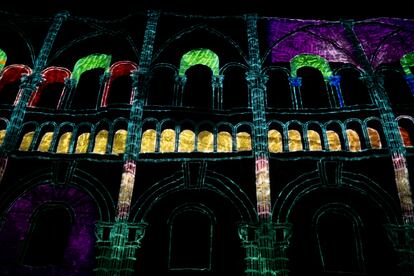 La exposición muestra los vitrales de las catedrales más importantes del mundo como la Catedral de Chartres, en Francia; el Santuário Dom Bosco en Brasilia; y La Sagrada Familia de Barcelona. En la imagen, una de las proyecciones de la exposición.
