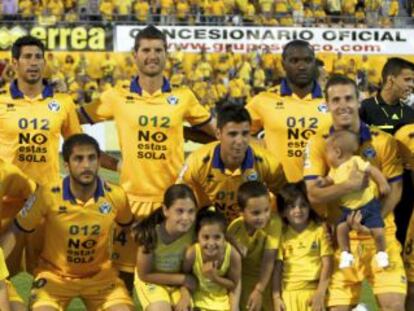 Los jugadores del Alcorc&oacute;n posan al inicio del partido.