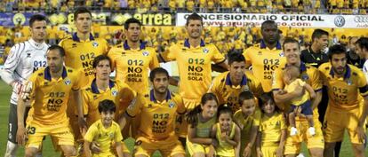 Los jugadores del Alcorcón posan al inicio del partido.