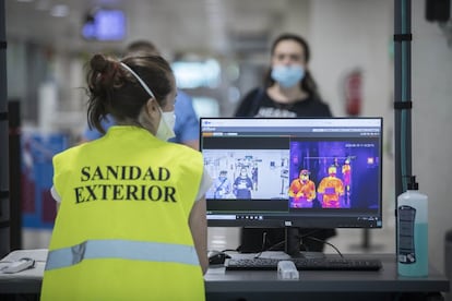 Control de Sanidad Exterior en el aeropuerto de El Prat, el 19 de junio en Barcelona.
