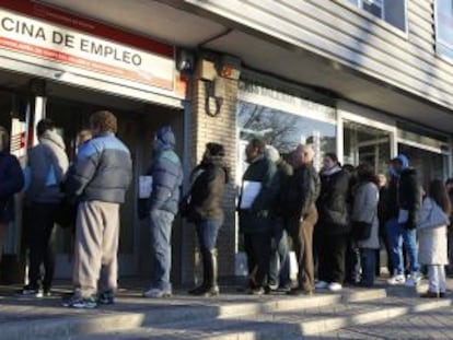 Una larga cola delante de una Oficina de Empleo en Madrid.