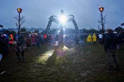 Asistentes disfrutan del espectáculo Arcadia bajo la lluvia, 27 de junio de 2013.