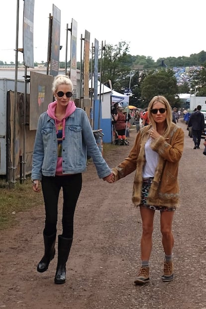 La actriz  Sienna Miller y la modelo Poppy Delevingne el pasado sábado en Glastonbury. Una noche en la que varios son los medios británicos que apuntan a que la intérprete estuvo junto a Brad Pitt en una zona vip del recinto despertando de nuevo los rumores de una posible relación entre ellos. 
