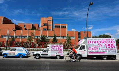 Un Seat 600, un Citroën C15 y un camión, en un aparcamiento de Leganés.