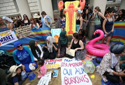 La polémica sobre el uso del burkini surgió en Francia tras su prohibición en Cannes y Villeneuve-Loubet (Costa Azul). Desde allí se ha extendido a otros países de la Unión Europea. Este jueves al menos 75 activistas se han manifestado frente a la embajada francesa en Londres para protestar contra esta práctica.