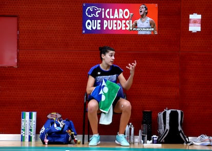 Carolina Marín se toma un pequeño descanso durante una sesión de entrenamiento.