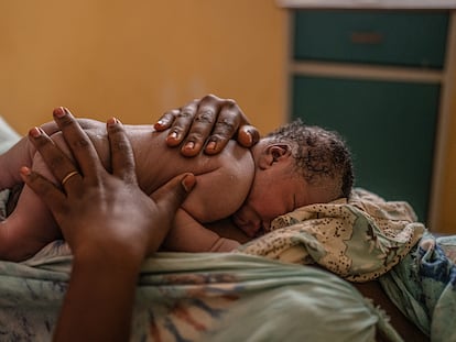 Mint coloca sobre su pecho a su hijo recién nacido, en el centro de salud de Guerou (Mauritania).