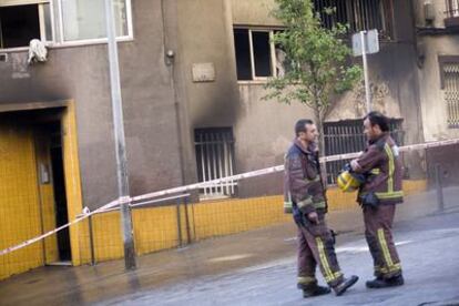 Un incendio en un edificio en la calle Seguí en L'Hospitalet deja tres heridos graves.