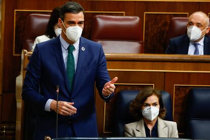 El presidente del Gobierno, Pedro Sánchez, junto a la vicepresidenta Carmen Calvo en el Congreso el pasado 24 de febrero.