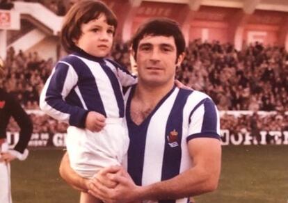 LOS ARANZÁBAL. José Agustín Aranzábal, Gaztelu, de 74 años, jugó dos veces con España de 1969 a 1971. Su hijo Agustín, en sus brazos, sumó 28 de 1995 a 2003.