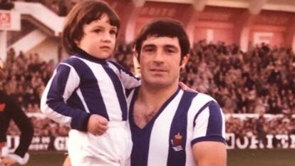 José Agustín Aranzábal, Gaztelu, de 74 años, jugó dos veces con España de 1969 a 1971. Su hijo Agustín, en sus brazos, sumó 28 de 1995 a 2003.