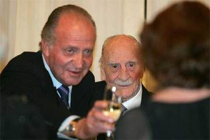 Francisco Ayala responde al brindis del Rey anoche en la Biblioteca Nacional.