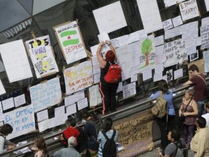 Pancartas colocadas por los concentrados en la Puerta del Sol.