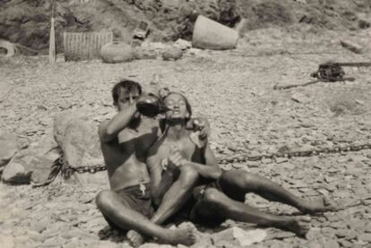 Buñuel da de beber en porrón a Dalí en una playa de Cadaqués, en el verano de 1926.