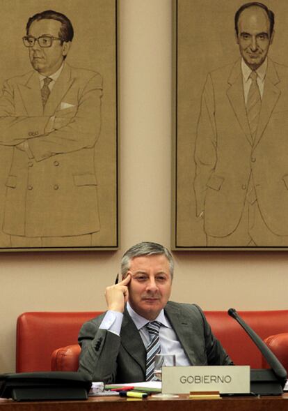 José Blanco antes de su comparecencia en la Comisión de Fomento del Congreso.