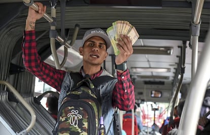 Un venezolano muestra algunos bolívares en un autobús en Bogotá, Colombia.