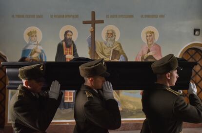 Una guardia de honor traslada el féretro de Dmitro Kotsiubailo.