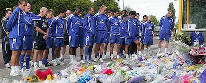 Jugadores del Everton rinden homenaje al menor asesinado en el lugar del crimen