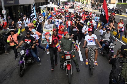 En motocicletas, bicicletas y a pie, simpatizantes del oficialismo recorrieron algunas de las avenidas más importantes de Caracas. 
