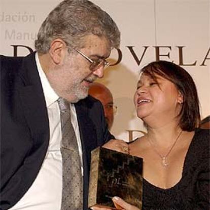 José Manuel Lara Bosch entrega el premio a Zoé Valdés ayer en Sevilla.