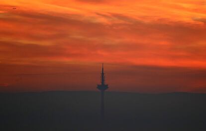 Vista de la torre de telecomunicaciones de Fráncfort durante el amanecer, en una imagen tomada desde las montañas Taunus, en Kronberg (Alemania), el 7 de noviembre de 2018.