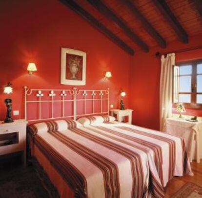 Habitación del hotel La Casona de los Güelitos, en Santillana del Mar (Cantabria).