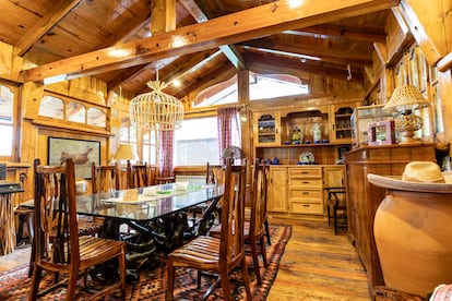 Comedor en una de las cabañas de la finca de Jaime Maussan.