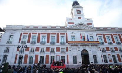 Ante la fachada de la Real Casa de Correos, sede del Gobierno regional, la presidenta madrileña, Cristina Cifuentes, preside el acto solemne en recuerdo a las víctimas de los atentados, el 11 de marzo de 2018.