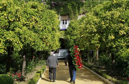 Llegan las primeras coronas al palacio de Dueñas, Sevilla.