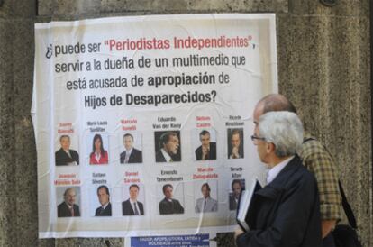 Una calle de Buenos Aires con los carteles en los que se señala a varios periodistas críticos con el Gobierno de Fernández