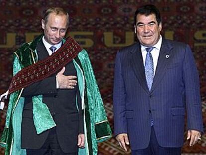 El presidente de Turkmenistán, Saparmurat Niyázov (derecha), junto a Putin en una foto tomada en mayo de 2000.