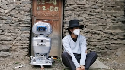 El profesor Walter Velásquez y la robot Kipi en comunidades de Colcabamba, Huancavelica, en Perú.