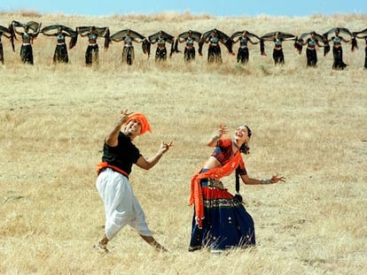 Govinda y Somalí Brena, en una escena musical. Imagen de <i>Bollywood dreams,</i> de Jonathan Torgovnik.