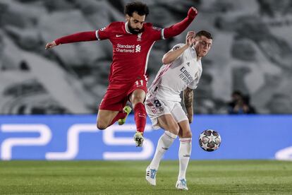 Salah y Toni Kroos en una acción del partido.