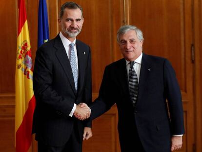 El rey Felipe VI saluda al presidente del Parlamento Europeo, Antonio Tajani  en Oviedo.