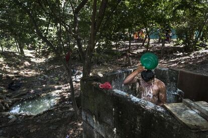 Los grandes problemas del agua en la extracción del oro en Chinandega (Nicaragua) es que se usa arsénico y mercurio para separar el oro. Esos metales pesados se tiran a los ríos y acuíferos sin tratar. Eso entra en la cadena alimenticia y, al final, acaba afectando a todo el mundo. El cuerpo absorbe los metales pesados pero no los elimina así que, si comes pescado contaminado con metales pesados, te vas llenando de ellos y llega un momento que tienes tanta cantidad en el cuerpo que sufres todo tipo de enfermedades como tumores y pérdidas de memoria Son enfermedades que se empezaran a ver a largo plazo, pero ya se ve gente que está perjudicada. El gran problema es la contaminación de los acuíferos pero el problema añadido es la falta de responsabilidad de las empresas por no preocuparse de saber qué oro compran, en qué condiciones se ha extraído... Debería haber un control.