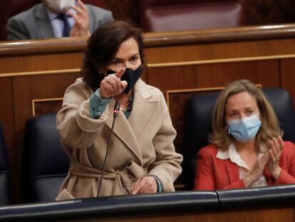 La vicepresidenta primera, Carmen Calvo, interviene en la sesión de control al Gobierno celebrada este miércoles en el Congreso.