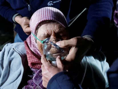 Miembros de los equipos sanitarios colocan una máscara de oxígeno a una anciana, después del terremoto de este 20 de febrero en la provincia turca de Hatay.