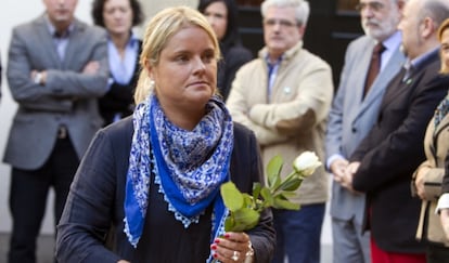 Mari Mar Blanco se dirige hoy a depositar una flor en el monumento con el que el Parlamento Vasco homenajea a las víctimas del terrorismo.